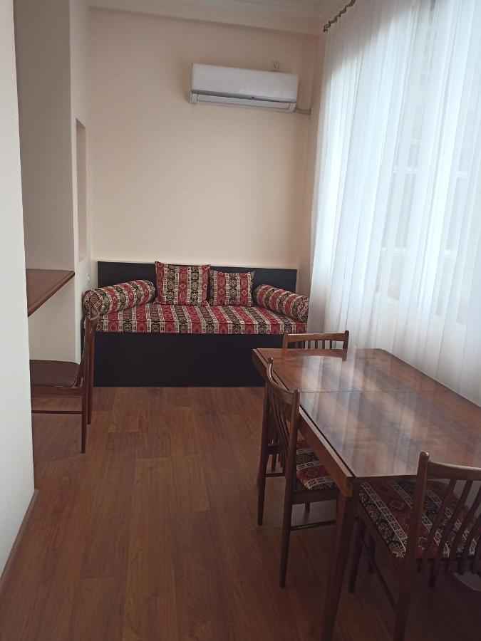 Spacious One Bedroom Apartment In The City Centre Yerevan Bagian luar foto