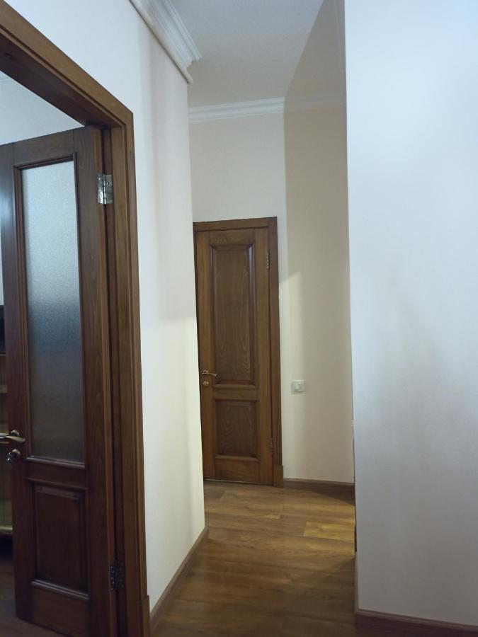 Spacious One Bedroom Apartment In The City Centre Yerevan Bagian luar foto
