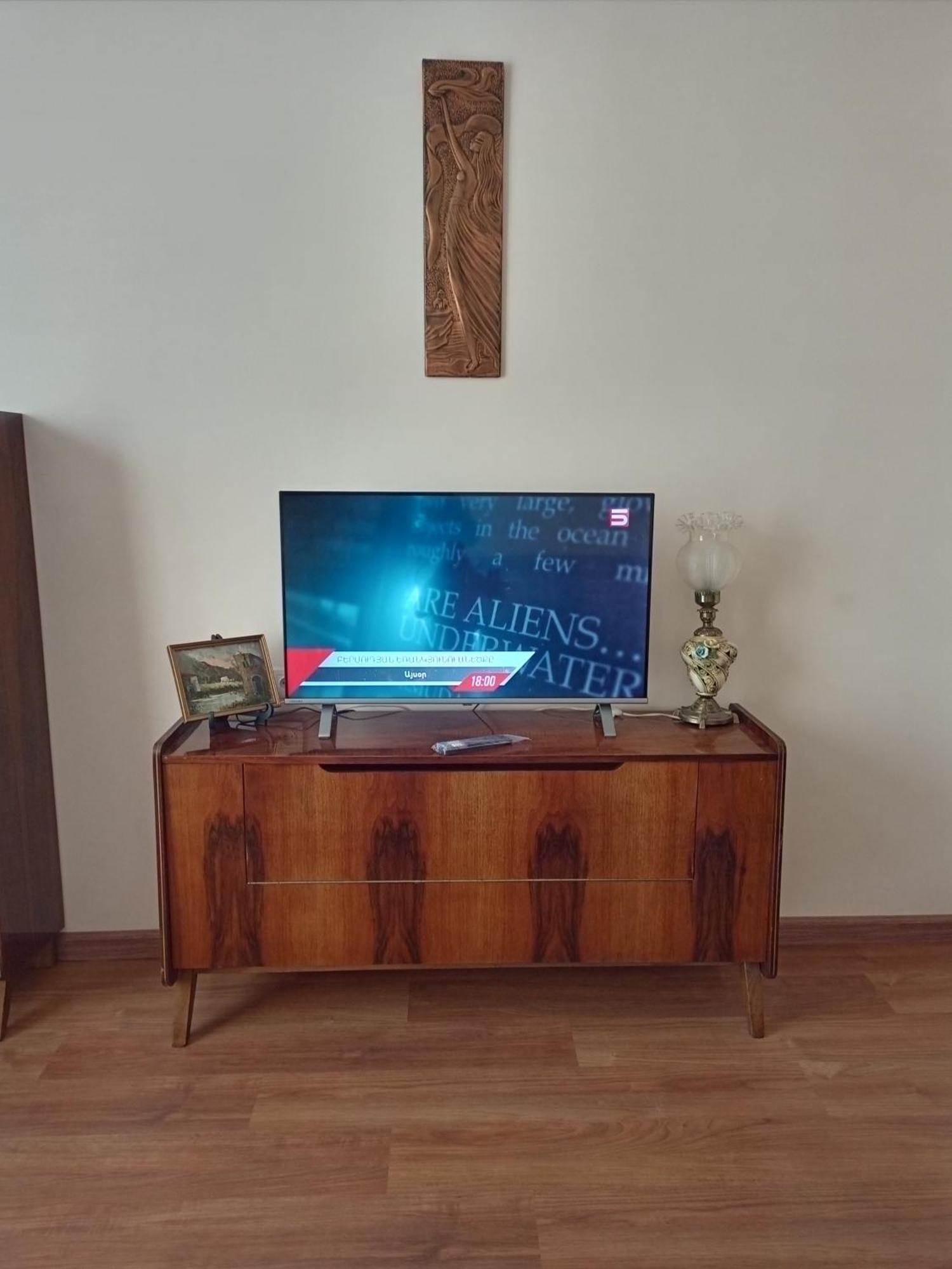 Spacious One Bedroom Apartment In The City Centre Yerevan Bagian luar foto